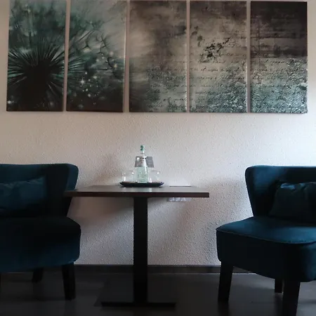 Luxus Rabe Hostel *