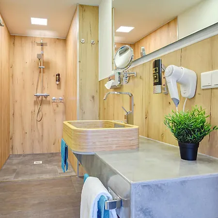 Luxus Rabe Hostel *